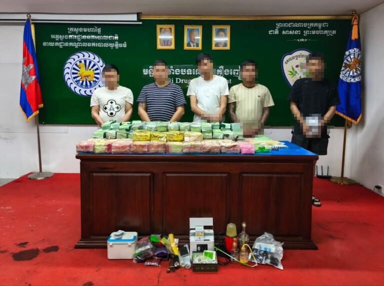 មន្ទីរប្រឆាំងគ្រឿងញៀន បង្ក្រាបករណីជួញដូរគ្រឿងញៀន ឃាត់ខ្លួនជនបរទេស៥នាក់ រឹបអូសបានថ្នាំជាង ១០០គីឡូក្រាម នៅរាជធានីភ្នំពេញ និងខេត្តព្រះសីហនុ