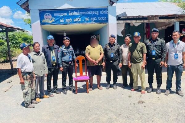 កម្លាំងកងរាជអាវុធហត្ថខេត្តកំពង់ស្ពឺ បានបង្ក្រា.បនិងឃា.ត់ខ្លួនជនសង្ស័យចំនួន០២នាក់ បញ្ជូនទៅសាលាដំបូងខេត្តកំពង់ស្ពឺ ពាក់ព័ន្ធករណីគ្រឿងញៀ.ន
