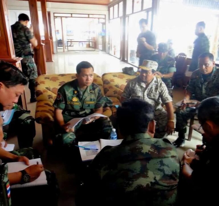 (ជប៉ុន)៖ ពីទីក្រុងតូក្យូ ប្រទេសជប៉ុន ក្នុងពេលបំពេញបេសកកម្មការងារ នៅថ្ងៃទី២៩ ខែឧសភា ឆ្នាំ២០២៥នេះ សម្តេចមហាបវរធិបតី ហ៊ុន ម៉ាណែត នាយករដ្ឋមន្ត្រីនៃកម្ពុជា ផ្ញើសារទៅកាន់ជនរួមជាតិខ្មែរ ចំពោះស្ថានភាពនៃការប៉ះទង្គិចប្រដាប់អាវុធ រវាងកងទ័ពកម្ពុជា និងកងទ័ពថៃនៅព្រំដែន ក្នុងតំបន់មុំបី ខេត្តព្រះវិហារ នាព្រឹកថ្ងៃទី២៨ ខែឧសភា ឆ្នាំ២០២៥។ សម្តេចបវរធិបតីបញ្ជាក់ថា ទោះបីសម្តេចកំពុងតែស្ថិតនៅប្រទេសជប៉ុន និងមានកិច្ចប្រជុំការងារផ្សេងៗជាច្រើនក៏ដោយ ប៉ុន្តែប្រព័ន្ធ និងឋានានុក្រមនៃការដឹកនាំបញ្ជាកម្លាំង ក្នុងករណីធំដូចជាការចល័តទ័ពទៅកាន់ព្រំដែន គឺស្ថិតក្នុងការទទួលខុសត្រូវរបស់សម្តេចក្នុងនាមជានាយករដ្ឋមន្ត្រីដដែល។ សម្តេចបញ្ជាក់ថា សម្តេចតាមស្ថានការណ៍ព្រំដែនជាប់ជាប្រចាំតាមរយៈ រដ្ឋមន្ត្រីក្រសួងការពារជាតិ អគ្គមេបញ្ជាការ និងមេបញ្ជាការកងទ័ពជើងគោក រួមទាំងលទ្ធផលនៃការទាក់ទងគ្នា រវាងរដ្ឋមន្ត្រីក្រសួងការពារជាតិ មេបញ្ជាការកងទ័ពជើងគោកកម្ពុជាជាមួយសមភាគីថៃផងដែរ។ សម្តេចសង្ឃឹមថា ជំនួបរវាងមេបញ្ជាការកងទ័ពជើងគោកកម្ពុជា និងមេបញ្ជាការកងទ័ពជើងគោកថៃនៅល្ងាចថ្ងៃនេះ នឹងទទួលបានលទ្ធផលវិជ្ជមាន ក្នុងការរក្សាស្ថានភាពស្ងប់ស្ងាត់ និងការប្រាស្រ័យទាក់ទងគ្នាល្អរវាងកងទ័ពជួរមុខរបស់យើងទាំងពីរ ដូចដែលបានធ្វើកន្លងមក។ ជាមួយគ្នានេះ សម្តេចអំពាវនាវដល់បងប្អូនជនរួមជាតិ សូមកុំឱ្យមានការព្រួយបារម្ភដោយផ្អែកលើព័ត៌មានមួយចំនួន ដែលបានផ្សព្វផ្សាយដោយមិនមានប្រភពច្បាស់លាស់ និងអំពាវនាវសូម ទប់ស្កាត់កុំឱ្យបញ្ហានេះទៅរីកធំរហូតក្លាយជាជម្លោះជាតិសាសន៍ និងសូមផ្ដល់ការទុកចិត្តចំពោះរាជរដ្ឋាភិបាល ក៏ដូចជាកងទ័ពរបស់យើងក្នុងការស្វែងរកដំណោះស្រាយលើបញ្ហានេះដោយការទទួលខុសត្រូវខ្ពស់។ សម្តេចនាយករដ្ឋមន្ត្រី ហ៊ុន ម៉ាណែត បានបង្ហោះសារ និងរូបថត២សន្លឹកមានខ្លឹមសារទាំងស្រុងដូច្នេះថា «ព័ត៌មានពាក់ព័ន្ធនឹងការប៉ះទង្គិចប្រដាប់អាវុធ រវាងកងទ័ពកម្ពុជា និងកងទ័ពថៃនៅព្រំដែន កាលពីថ្ងៃម្សិលមិញនៅមុំបី ក៏ដូចជាការចល័តកម្លាំងកងទ័ព និងអាវុធុនធ្ងន់មួយចំនួនទៅព្រំដែន ក្នុងខណៈពេលដែលនាយករដ្ឋមន្ត្រីមិននៅក្នុងប្រទេស បានធ្វើឱ្យប្រជាពលរដ្ឋយើងជាច្រើនមានការព្រួយបារម្ភ ជាមួយនឹងភាពស្រពិចស្រពិលអំពីស្ថានភាពនៅព្រំដែន។ តើសង្គ្រាមនឹងផ្ទុះឡើងឬទេ? តើអ្នកណាដឹកនាំគ្រប់គ្រងសភាពការណ៍ ឬបញ្ជាឱ្យមានការចល័តកម្លាំងកងទ័ព នៅពេលដែលនាយករដ្ឋមន្ត្រីកំពុង នៅក្រៅប្រទេស? ខ្ញុំសូមបញ្ជាក់ជូនបងប្អូនជនរួមជាតិដោយខ្លីថា ទោះបីរូបខ្ញុំកំពុងតែស្ថិតនៅប្រទេសជប៉ុន និងមានកិច្ចប្រជុំការងារផ្សេងៗជាច្រើនក៏ដោយ ប្រព័ន្ធ និងឋានានុក្រមនៃការដឹកនាំបញ្ជាកម្លាំង ក្នុងករណីធំបែបនេះ គឺស្ថិតក្នុងការទទួលខុសត្រូវរបស់នាយករដ្ឋមន្ត្រីដដែល។ រាល់ការវិវឌ្ឍនៃសភាពការណ៍ ដែលកើតមាននៅបន្ទាត់ព្រំដែន គឺត្រូវបានរាយការណ៍ ឱ្យខ្ញុំតាមរយៈឯកឧត្តមឧបនាយករដ្ឋមន្ត្រី រដ្ឋមន្ត្រីក្រសួងការពារជាតិ ឯកឧត្តមអគ្គមេបញ្ជាការ និងឯកឧត្តមមេបញ្ជាការកងទ័ពជើងគោក រួមទាំងលទ្ធផលនៃការទាក់ទងគ្នា រវាងរដ្ឋមន្ត្រីក្រសួងការពារជាតិ មេបញ្ជាការកងទ័ពជើងគោកកម្ពុជាជាមួយសមភាគីថៃ ក្នុងគោលដៅទប់ស្កាត់កុំឱ្យការប៉ះទង្គិចគ្នាកាន់តែរីក និងព្យាយាមឱ្យសភាពការណ៍វិលត្រឡប់ ទៅភាពស្ងប់ស្ងាត់ និងទំនាក់ទំនងល្អរវាងកងទ័ពជួរមុខនៃប្រទេសយើងទាំងពីរ។ ជាមួយគ្នានេះ រាល់ការសម្រេចចិត្តសំខាន់ៗ ក៏ត្រូវទទួលបានការឯកភាព ឬទទួលបទបញ្ជាពីរូបខ្ញុំ រួមទាំងការចល័តកម្លាំងកងទ័ព និងអាវុធទៅព្រំដែន។ ខ្ញុំមិនចង់ឃើញមានការប្រយុទ្ធគ្នា រវាងកងទ័ព និងកងទ័ពដែលមិនផ្ដល់ផលចំណេញអ្វីសម្រាប់ប្រទេស និងប្រជាជនយើងទាំងពីរនោះទេ ជាពិសេសកងទ័ពដែលត្រូវប្រយុទ្ធគ្នាផ្ទាល់នៅសមរភូមិមុខ។ ក្នុងន័យនេះ ខ្ញុំសង្ឃឹមថាជំនួបរវាងមេបញ្ជាការកងទ័ពជើងគោកកម្ពុជា និងមេបញ្ជាការកងទ័ពជើងគោកថៃនៅល្ងាចនេះ នឹងទទួលបានលទ្ធផលវិជ្ជមាន ក្នុងការរក្សាស្ថានភាពស្ងប់ស្ងាត់ និងការប្រាស្រ័យទាក់ទងគ្នាល្អរវាងកងទ័ពជួរមុខរបស់យើងទាំងពីរ ដូចដែលបានធ្វើកន្លងមក។ ដូចខ្ញុំធ្លាប់បានលើកក្នុងវេទិកាសាធារណៈកន្លងរួចមកហើយ កម្ពុជាមិនមានបំណងឈ្លានពានប្រទេសណាមួយនោះទេ ហើយយើងចង់ឱ្យការដោះស្រាយបញ្ហាព្រំដែន ប្រព្រឹត្តទៅដោយផ្អែកលើមូលដ្ឋានបច្ចេកទេសនិងច្បាប់អន្តរជាតិ។ ប៉ុន្តែកម្ពុជាក៏រក្សាសិទ្ធិនៅក្នុងប្រើប្រាស់គ្រប់មធ្យោបាយដើម្បីការពារបូរណភាពទឹកដីរបស់ខ្លួន រួមទាំងការប្រើប្រាស់កងកម្លាំងប្រដាប់អាវុធ ក្នុងករណីមានការព្យាយាមឈ្លានពានរំលោភលើបូរណភាពទឹកដីកម្ពុជា តាមរយៈការប្រើប្រាស់កម្លាំងប្រដាប់អាវុធ។ ហេតុដូច្នេះខ្ញុំសូមបងប្អូនប្រជាពលរដ្ឋខ្មែរជ្រាបជាព័ត៌មាន និងសូមកុំឱ្យមានការព្រួយបារម្ភដោយផ្អែកលើព័ត៌មានមួយចំនួនដែលបានផ្សព្វផ្សាយដោយមិនមានប្រភពច្បាស់លាស់។ ខ្ញុំក៏សូមអំពាវនាវឱ្យបងប្អូនប្រជាពលរដ្ឋខ្មែរយើង ទប់ស្កាត់កុំឱ្យបញ្ហានេះទៅរីកធំរហូតក្លាយជាជម្លោះជាតិសាសន៍ និងសូមផ្ដល់ការទុកចិត្តចំពោះរាជរដ្ឋាភិបាល