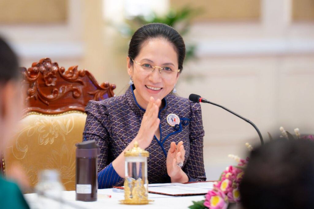 លោកជំទាវបណ្ឌិត ពេជ ចន្ទមុន្នី ហ៊ុនម៉ាណែត ប្រធានកិត្តិយសមូលនិធិគន្ធបុប្ផាកម្ពុជា អញ្ជើញទទួលថវិកាចំនួន ៧០ម៉ឺនដុល្លារអាម៉េរិក ពីក្រុមយុវជនបូជាការពារយុត្តិធម៌ដឹកនាំដោយអ្នកឧកញ៉ា ឡេង ណាវ៉ាត់ត្រា ក្នុងឱកាសយុទ្ធនាការ
